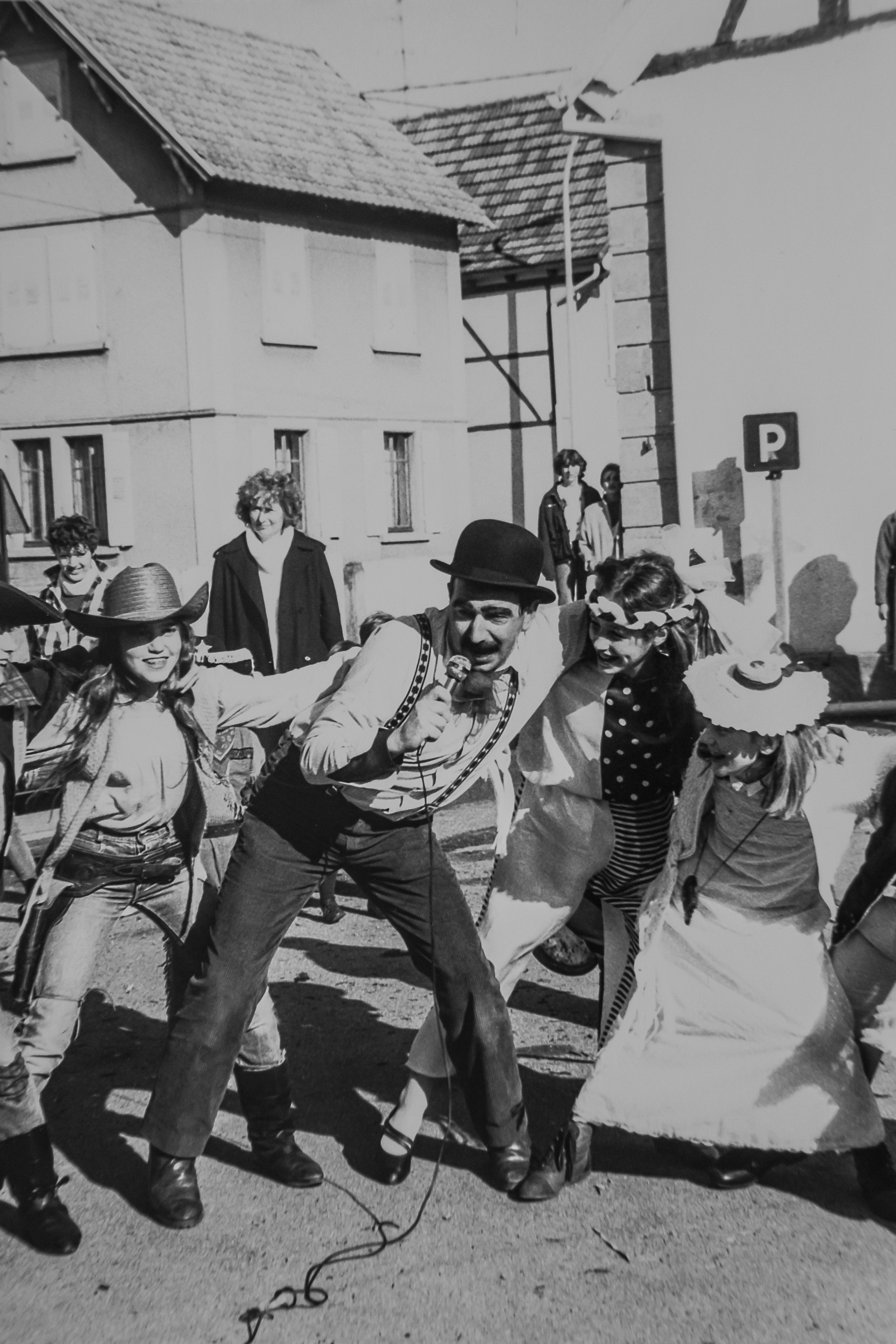 1985-03-03-theo-carnaval-des-enfants-parents-deleves